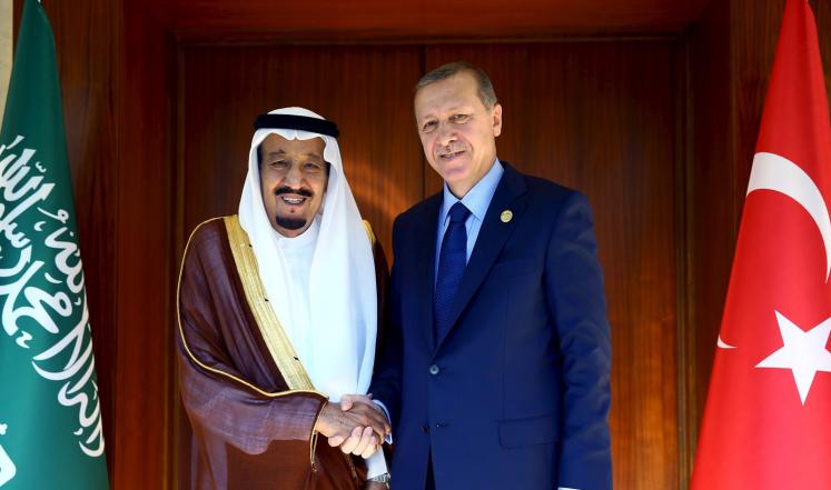 الرئيس التركي (يمين) يستقبل الملك السعودي في مدينة أنطاليا جنوب 