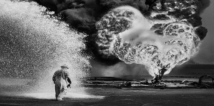 صور نادرة لحرائق آبار النفط التي أشعلها صدام بالكويت إبان حرب الخليج 