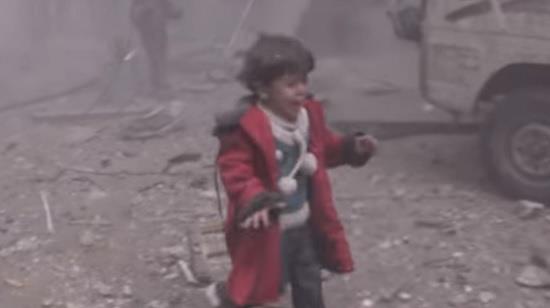 بالفيديو.. طفلان سوريان يخرجان من تحت قصف 