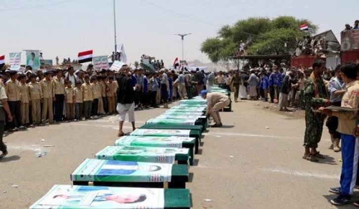 بالأسماء.. جماعة الحوثي تعترف بدفن 42 مسلحًا تابعًا لها خلال 4 أيام