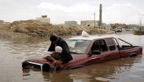 الأمطار توقف النقل والتجارة وخسائر باهظة للزراعة في اليمن