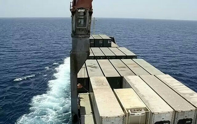 سفينة إيرانية تقترب من المياه الإقليمية لليمن