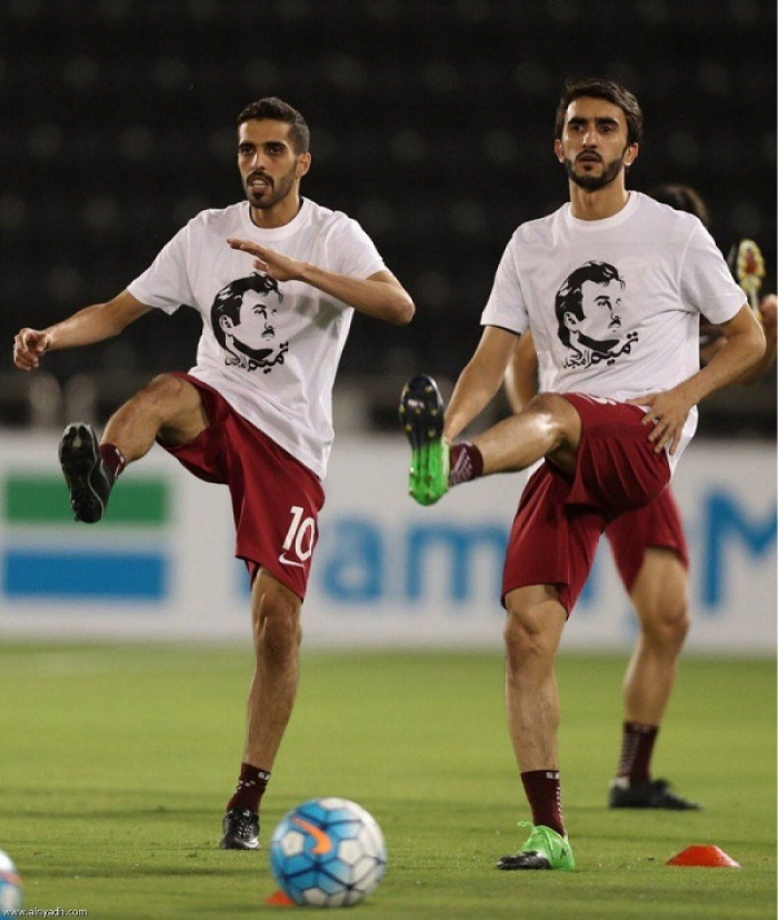 قميص الأمير تميم يهدد منتخب قطر بعقوبات من الفيفا