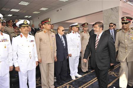 الرئيس المصري محمد مرسي لدى وصوله الى حفل عسكري في الاسكندرية يو