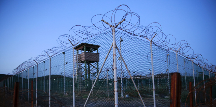 البنتاغون يعلن أكبر عملية نقل منفردة لسجناء من غوانتانامو إلى الإمارات
