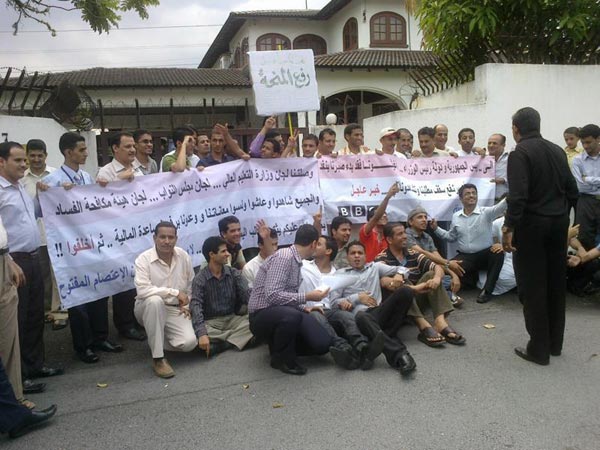 اغلاق السفارة اليمنية في ماليزيا من قبل الطلاب المعتصمين