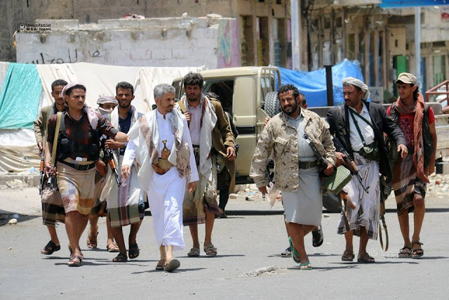 بالصور: شاهد كيف يتعامل المخلافي مع الأسرى الحوثيين في تعز