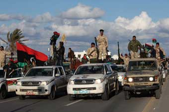 ليبيا: الحكومة توزع أموالا على المواطنين بذكرى الثورة