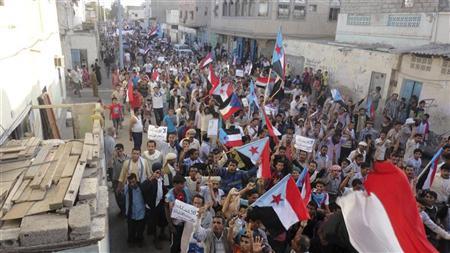 حراكيون في عدن يرفعون أعلام الدولة القديمة في مظاهرة بعدن (أرشيف