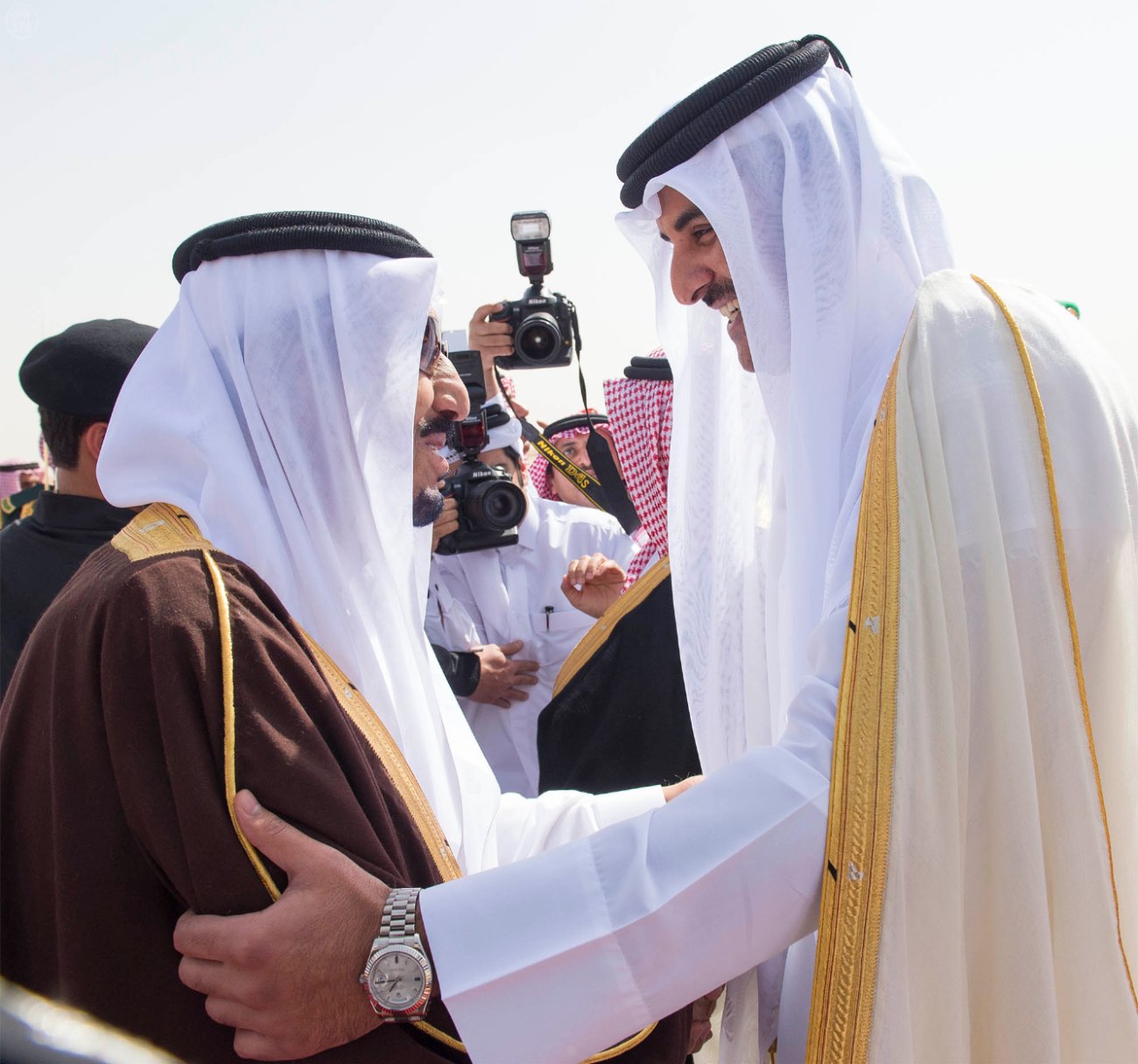 الملك سلمان يستقبل أمير قطر تميم في مطار الرياض