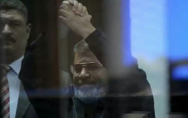 مرسي يتحدى رغم إحالة أوراقه على المفتي