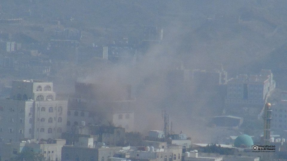 سكان: الحوثيون يقصفون بشكل عشوائي أحياء سكنية في تعز اليمنية