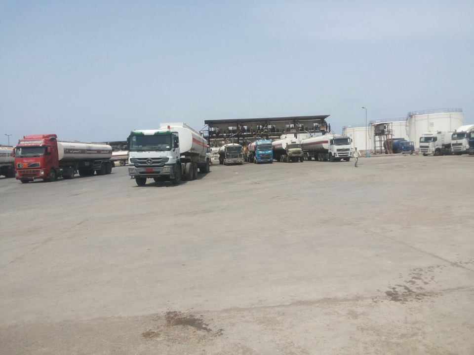 الحديدة: تجار حوثيون يستأنفون تزويد السوق السوداء بالمنشئات النفطية ابتداء من اليوم (صورة)
