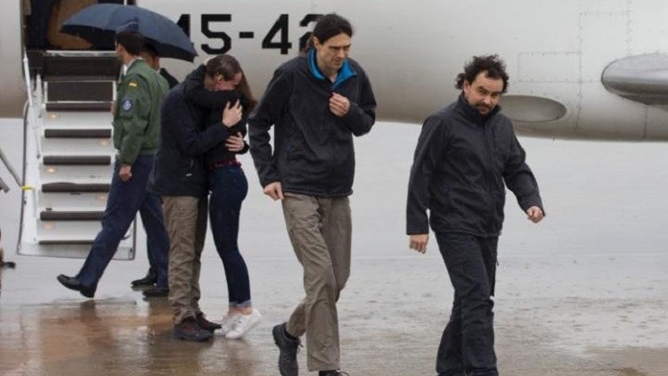 الصحفيون الإسبان لحظة وصولهم إلى مدريد