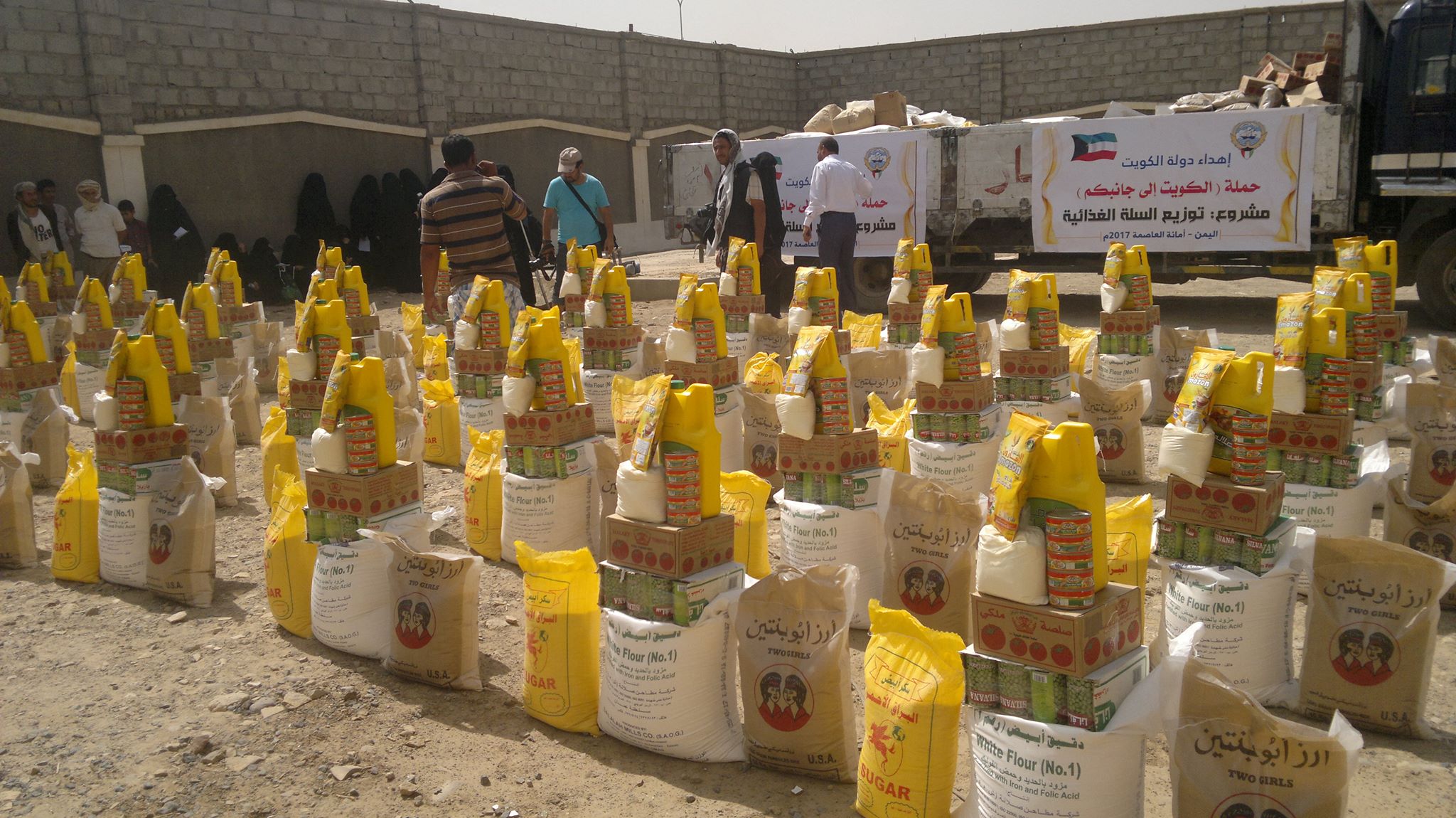 «الكويت إلى جانبكم» توزع 1000سلة غذائية لنازحي أمانة العاصمة