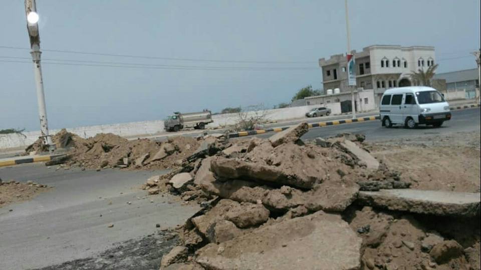 ميليشيا الحوثي تغلق الطريق المؤدي لكيلو 16 في الحديدة استعداداً لتقدم قوات الشرعية (صور)