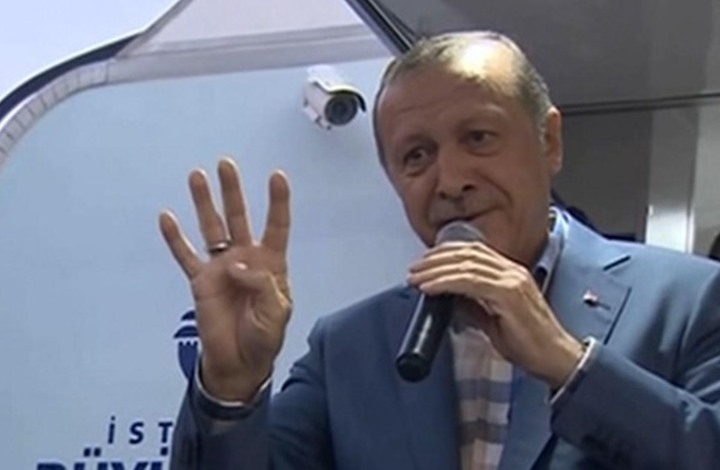 أردوغان يرفع شارة «رابعة» ولكن كرمز آخر شرح معناه (شاهد)