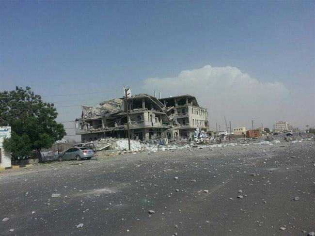 أحد المباني الذي استهدفها طيران التحالف في حرض في وقت سابق - إرش