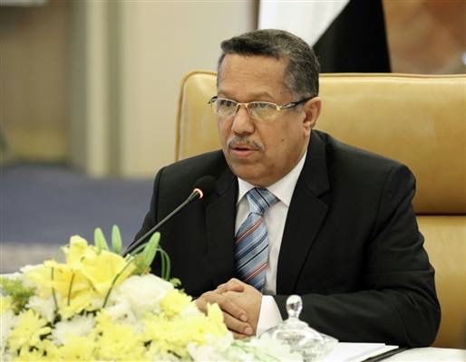 رئيس الوزراء يوجه هيئة الطيران بإلغاء رسوم اضافية على تذاكر السفر من المطارات اليمنية
