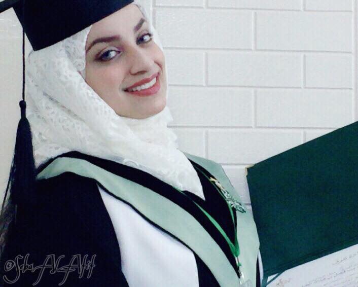 فتاة يمنية حسناء تحصد أعلى درجة في الحقوق من جامعة الملك عبدالعزيز (صور)