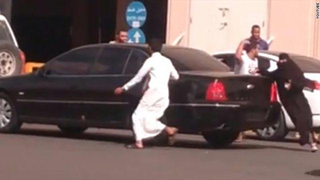 جدل حول فيديو لسعوديين يحررون فتاة من قبضة رجال \