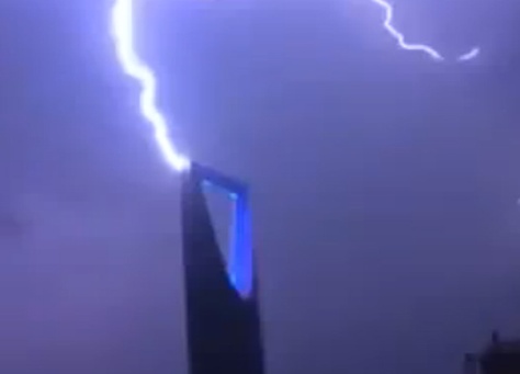 فيديو: صاعقة برق تضرب برج المملكة بـ\