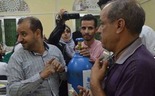 شباب من تعز يبتكرون طريقة لإيجاد الأوكسجين للمرضى بالمستشفيات لتخفيف معاناتهم جراء حصار الحوثيين للمدينة