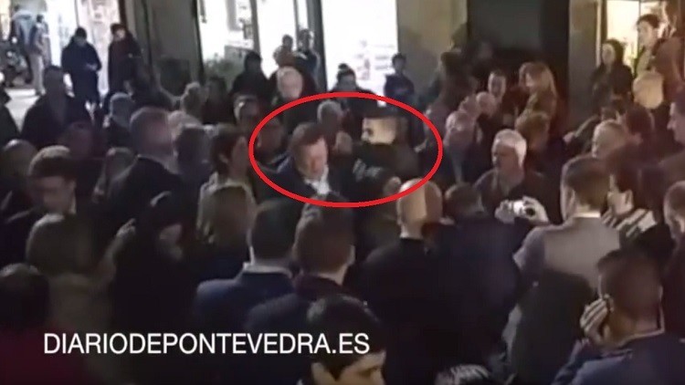 يالفيديو ... شاب يوجه لكمة لرئيس الوزراء الإسباني ويفتخر بذلك