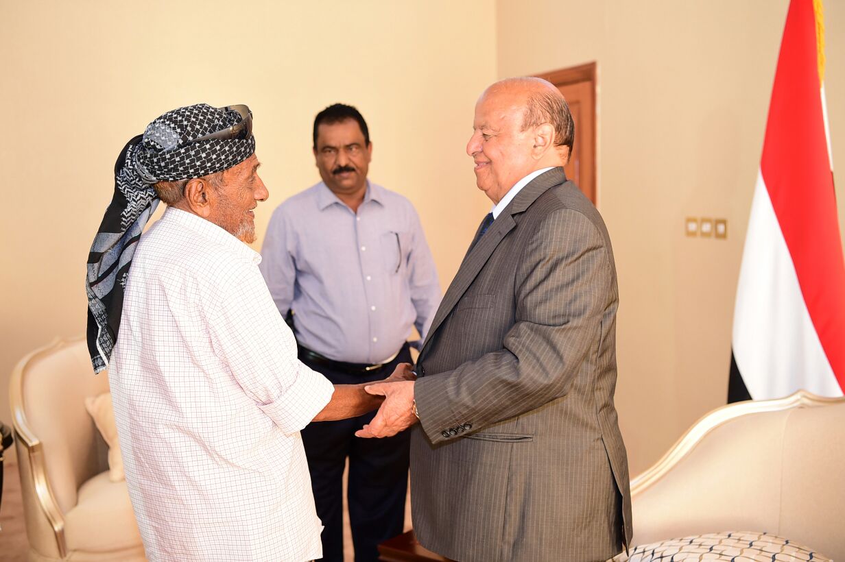 الرئيس هادي يستقبل أبو الشهداء الأربعة الذي سقطوا خلال تصديهم للحوثيين