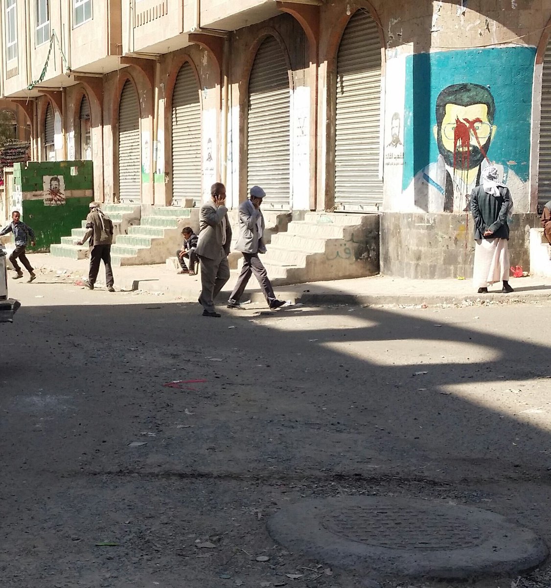 حملة متصاعدة لطمس شعارات الحوثيين في شوارع العاصمة صنعاء (صور)