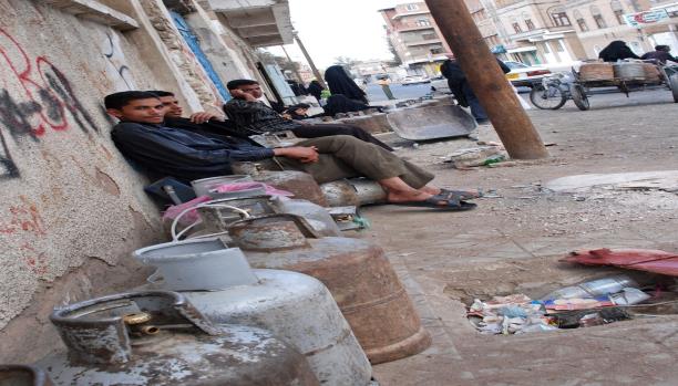 الريال يسحب اليمنيين نحو القعر: فقر وعوز