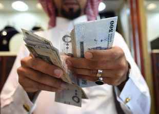 السعودية تفرض ضرائب جديدة مقبلة تشمل السيارات والملابس والساعات والأكلات الفاخرة