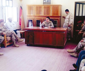 قادة من الجيش اليمني خلال اجتماع في اللواء 23 ميكا 