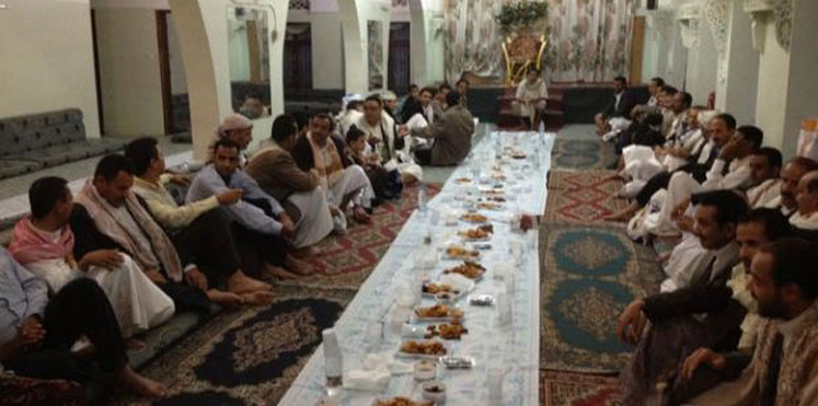 الإفطار في المساجد.. طقس رمضاني يمني يتحدى الحرب وكوارثها