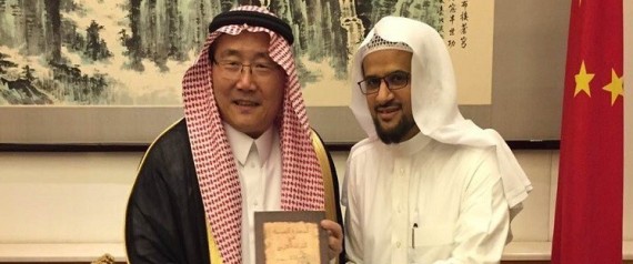 السفير الصيني لدى السعودية يفاجئ ضيوفه بملابسه خلال دعوتهم لإفطار رمضاني