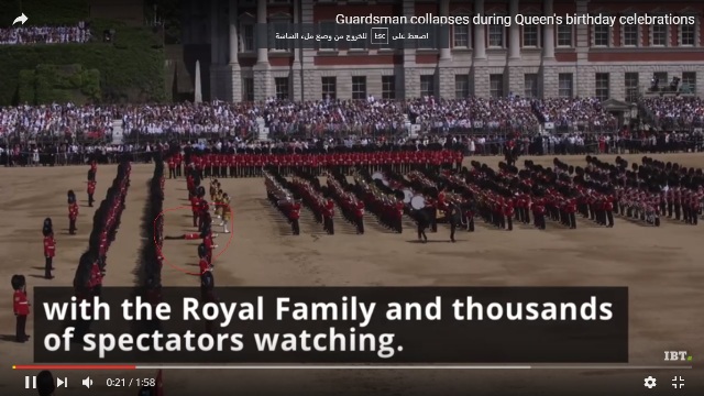 بالفيديو .. إغماء أحد أفراد الحرس الملكي البريطاني في عيد ميلاد الملكة