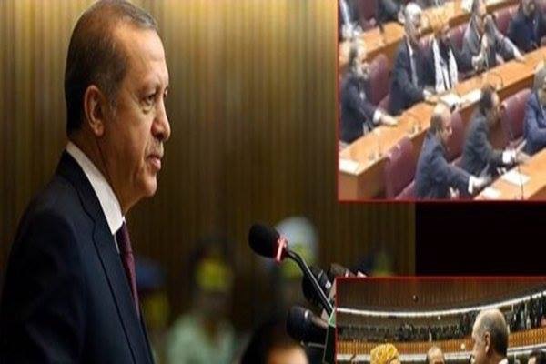 لماذا طَرق نواب البرلمان الباكستاني على طاولاتهم عندما أنهى أردوغان خطابه أمامهم؟
