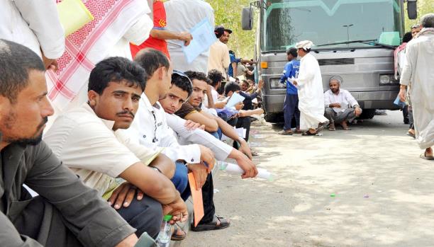 من ضمنهم مليون يمني.. السعودية تعلن فرض رسومًا إضافية على العمالة الأجنبية