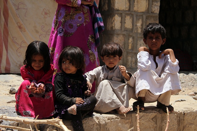 أطفال نزحوا من بيوتهم جراء القتال العنيف في اليمن