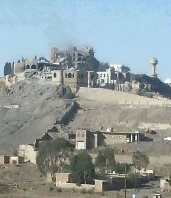 أول صورة لحصن عفاش في سنحان«منزل المخلوع علي صالح» بعد استهدافه من قبل قوات التحالف