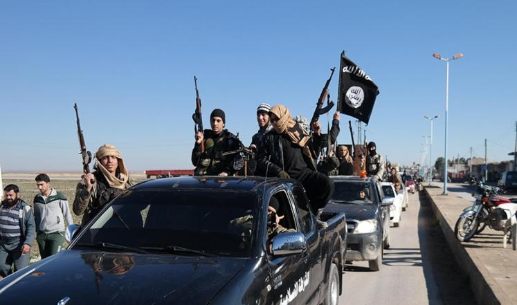 صورة أرشيفية لمسلحين من تنظيم الدولة الإسلامية على متن رتل من ال