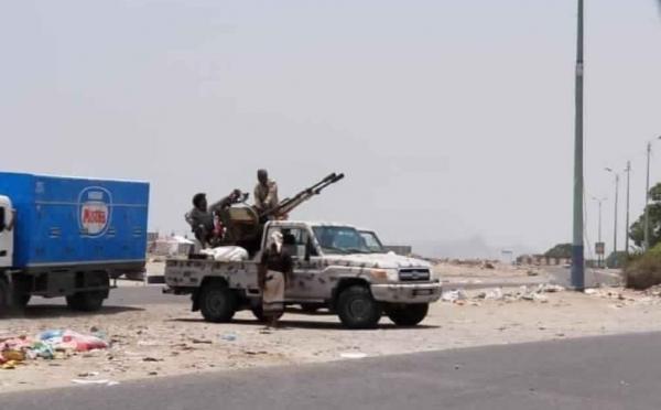 قوات الحزام في نقطة العلم تجبر عشرات المسافرين على العودة إلى عدن