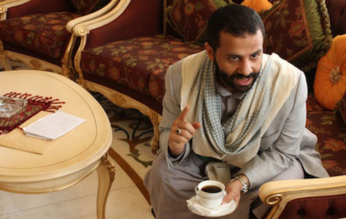 حميد الأحمر يغادر إلى الدوحة في زيارة خاصة وينفي خلافه مع علي محسن