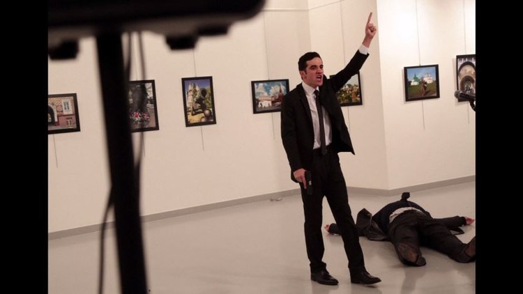  لحظة اطلاق مواطن تركي النار على السفير الروسي في انقرة
