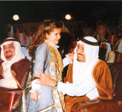 الأمير سلمان والأميرة حصة في طفولتها، ويبدو الملك فهد بن عبد الع
