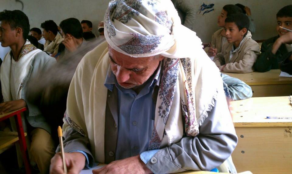 بالصور: قصة «مسن يمني» يجاهد لتحقيق حلمه في إكمال تعليمه بعمر الستين عاماً