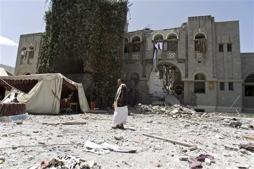منزل علي عبدالله صالح في منطقة حدة بالعاصمة صنعاء بعد قصفه بغارت