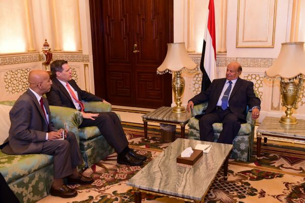 السفير الأمريكي لدى اليمن يطالب الرئيس هادي والحكومة توريد مبالغ نقدية للحوثيين