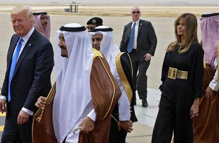 ترامب يؤدي رقصة شعبية سعودية إلى جانب الملك سلمان (فيديو)