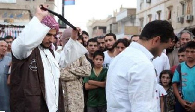 داعش تصلب 3 اشخاص بينهم طفل وتعلق لافتة على اعناقهم في «نهار رمضان»